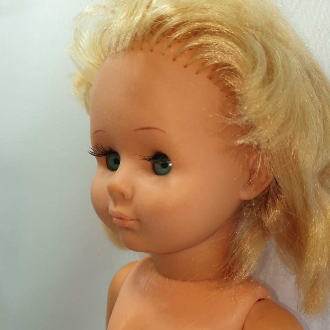 Кукла ГДР не родные ресницы и тело, имеются игровые царапины, отрезаны кончики хвостиков. Картинка 3